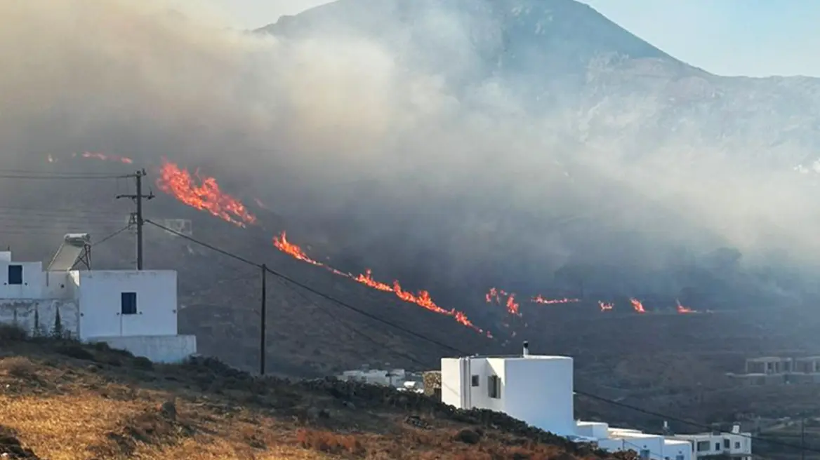 Χωρίς ενεργό μέτωπο η πυρκαγιά στη Σέριφο – Αντιμετωπίζονται διάσπαρτες μικροεστίες