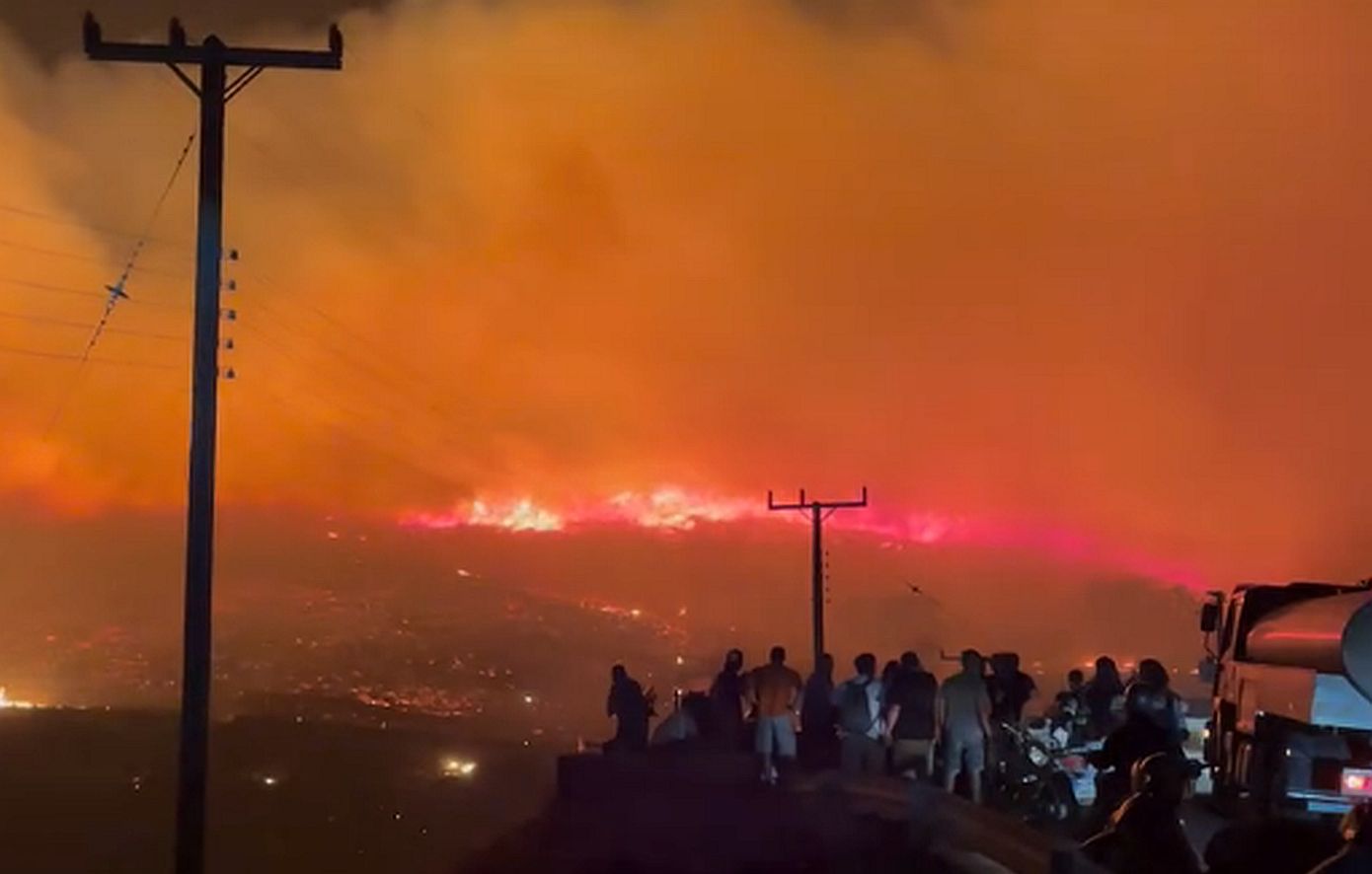 Ολονύχτια μάχη με τις φλόγες στη Σέριφο – Δύσκολο το έργο της πυροσβεστικής, μέχρι και 10 μποφόρ οι άνεμοι