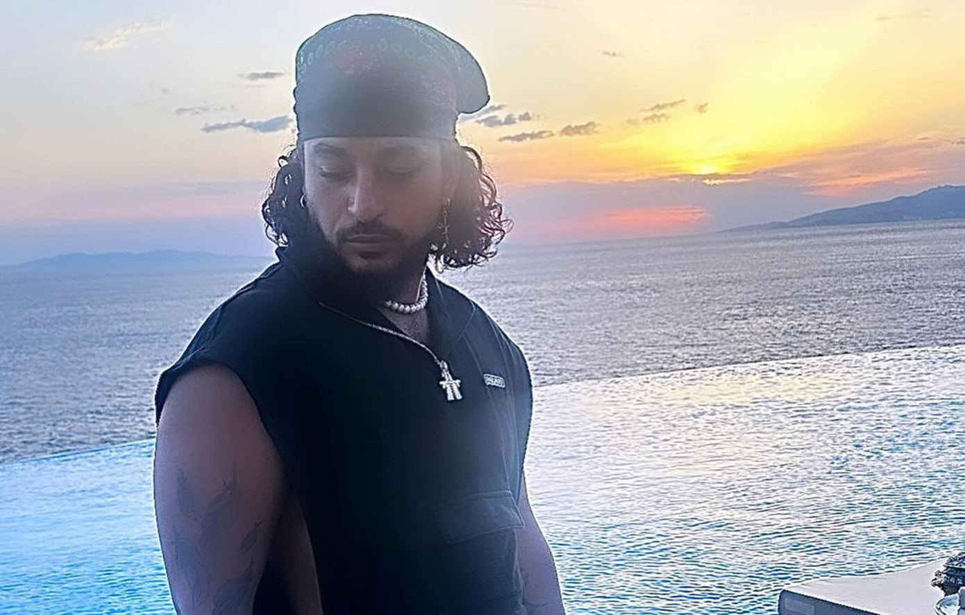 Η φωτογραφία που ανέβασε ο Slimane από τη Μύκονο &#8211; Συνεχίζει τις διακοπές του στην Ελλάδα