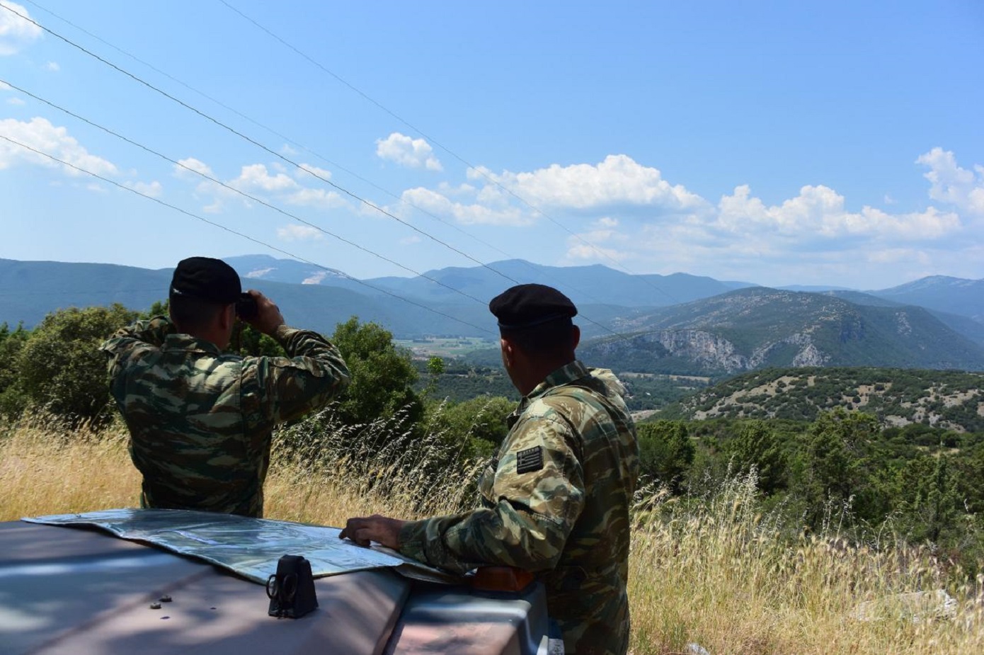 Με περίπολα στις επικίνδυνες περιοχές για πυρκαγιά ο στρατός – Θερμικές κάμερες και μηχανήματα συνδρομής