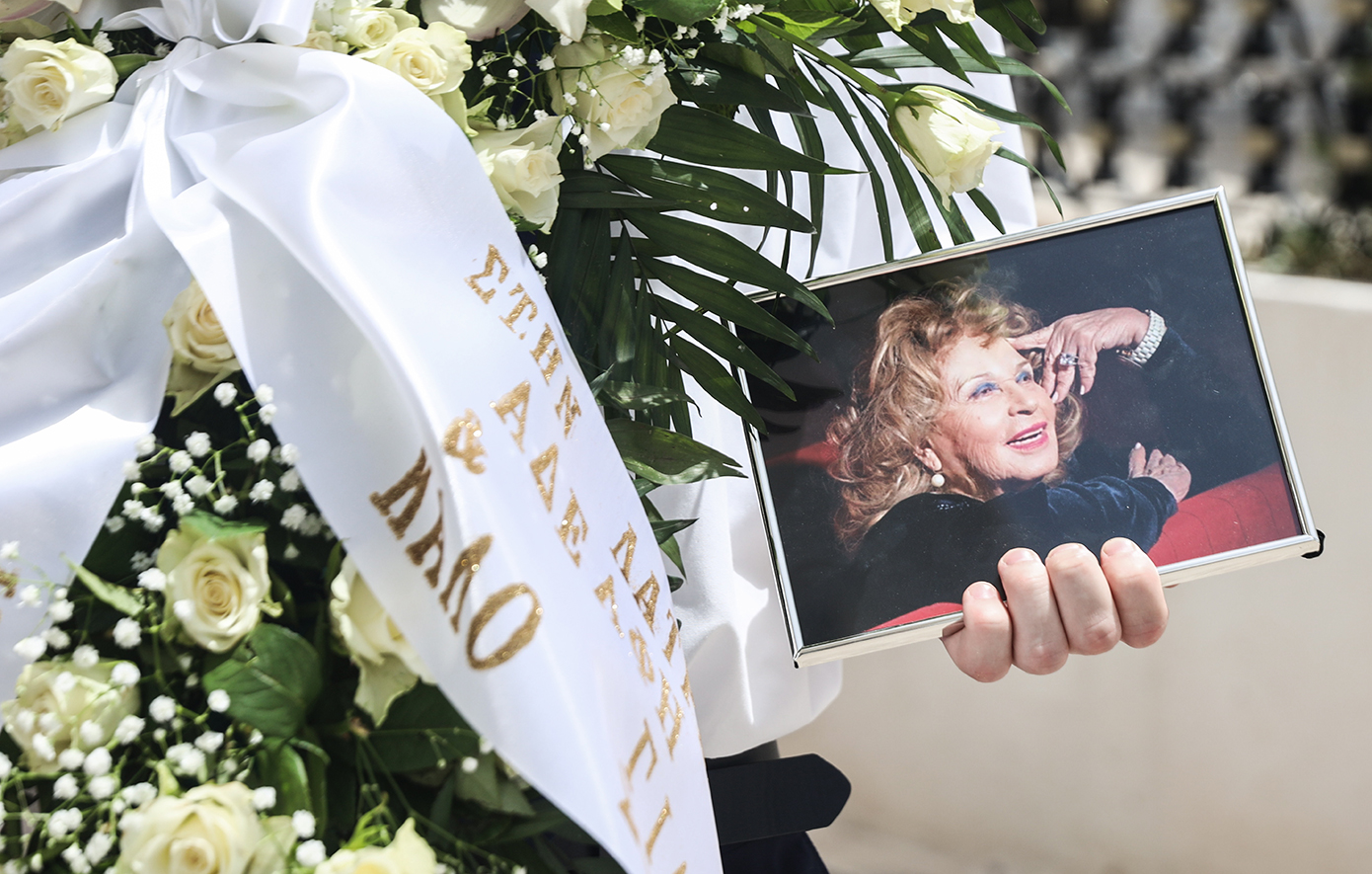 Δέσποινα Στυλιανοπούλου: Σε κλίμα συγκίνησης το τελευταίο αντίο – Δείτε φωτογραφίες