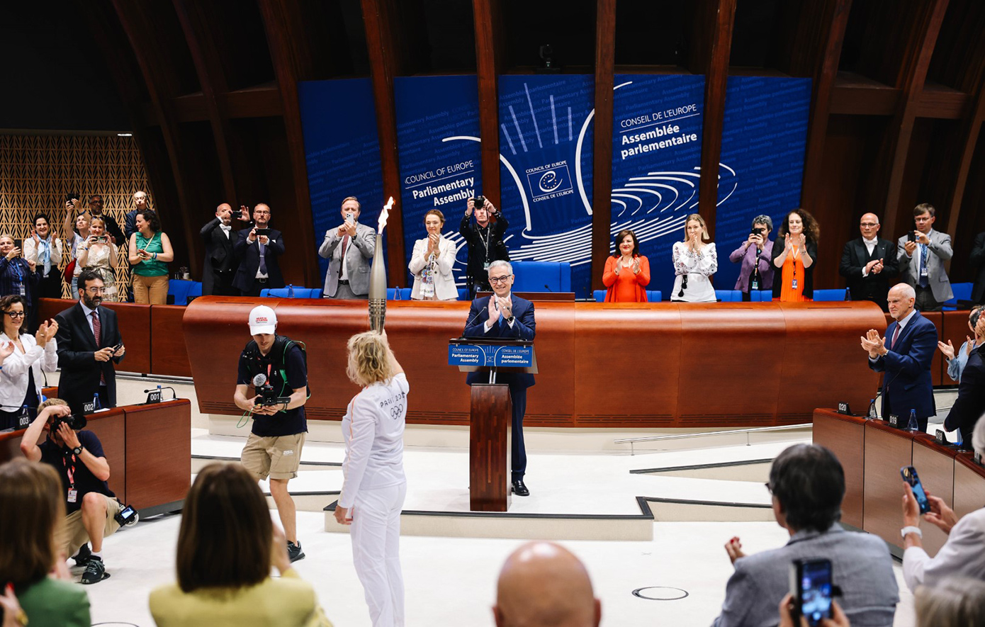 Το Συμβούλιο της Ευρώπης γέμισε Ελλάδα: Ο πρόεδρος Θοδωρής Ρουσόπουλος υποδέχθηκε την Ολυμπιακή φλόγα