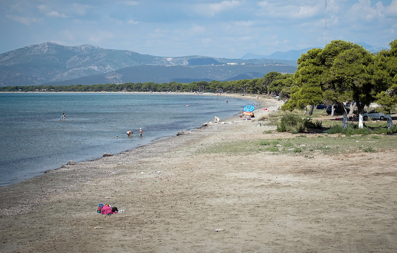 Θρίλερ με τον άνδρα που βρέθηκε νεκρός με βαρίδι 10 κιλών στα πόδια στον Σχινιά – Πού στρέφουν τις έρευνές τους οι Αρχές