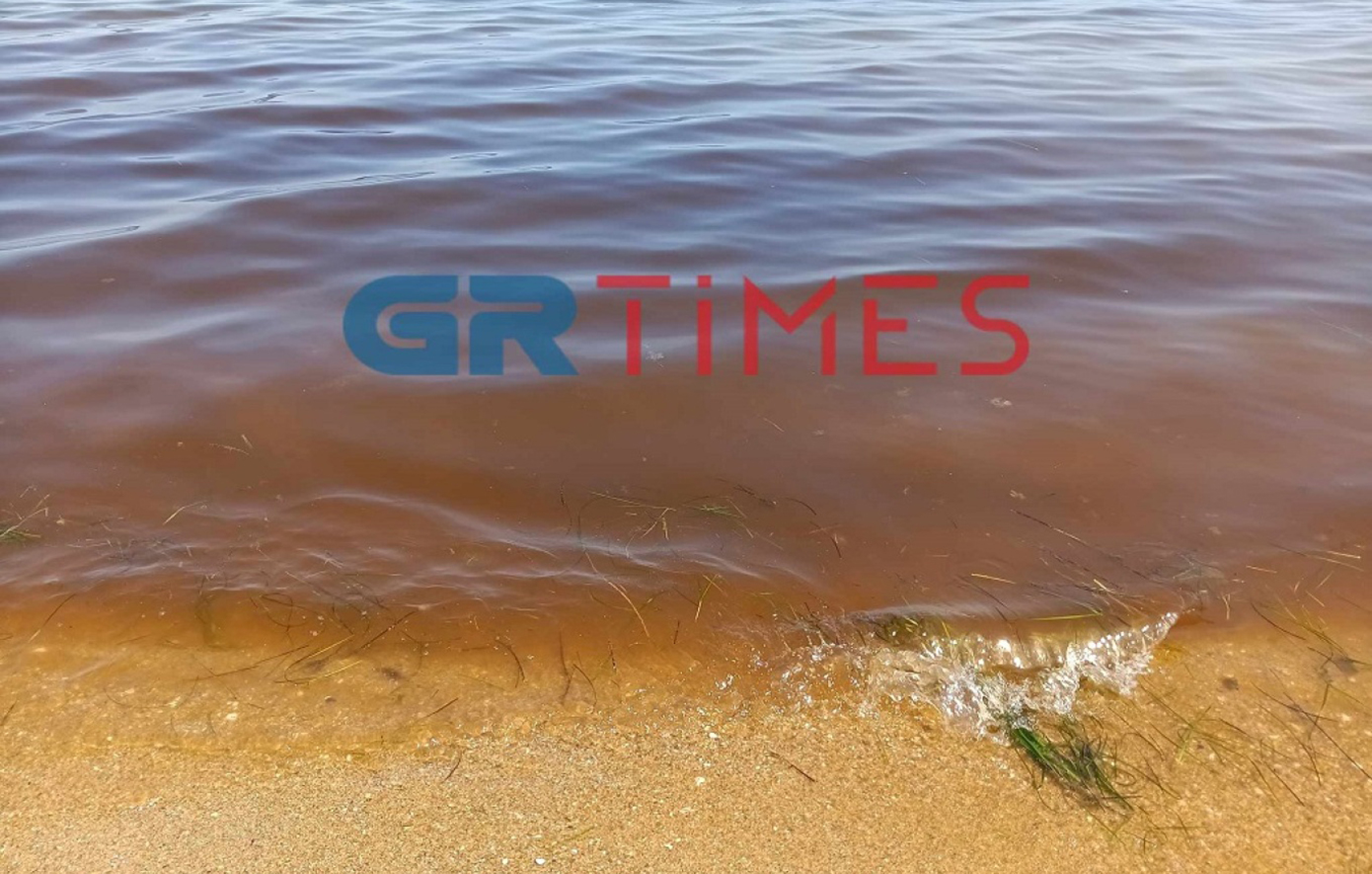 Κοκκίνισαν και φέτος τα νερά στο Θερμαϊκό