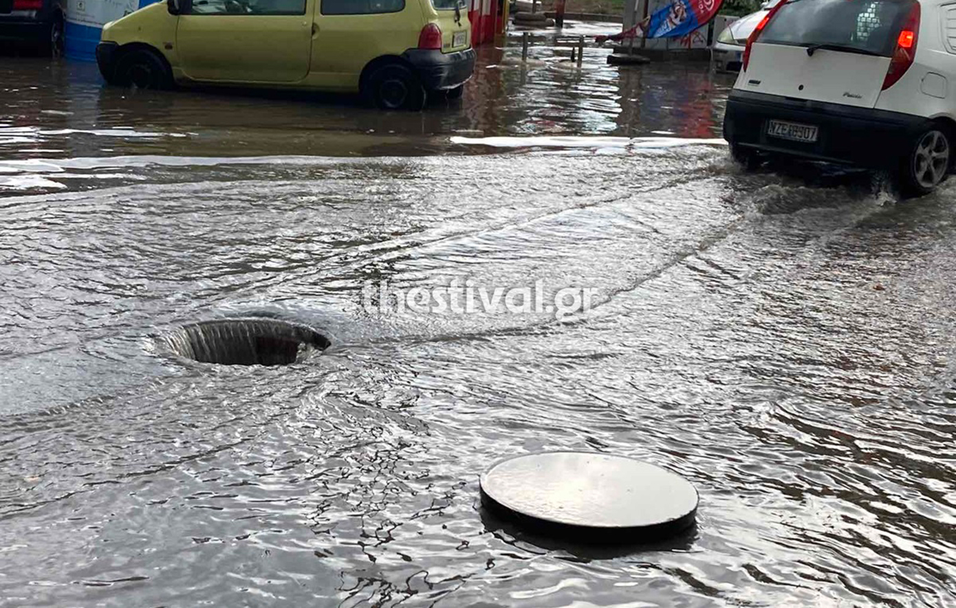 Δυνατή νεροποντή στη Θεσσαλονίκη – Σε ποτάμια μετατράπηκαν οι δρόμοι