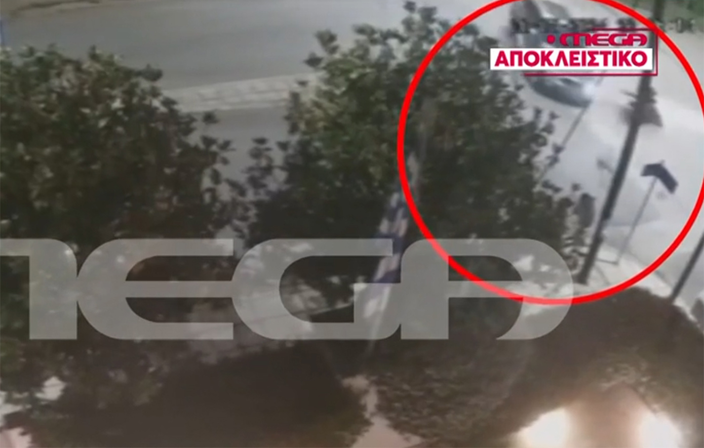 Η στιγμή που τζιπ συγκρούεται με μηχανή στο Πανόραμα Θεσσαλονίκης &#8211; Ο αναβάτης έμεινε 2 μέρες στη ΜΕΘ
