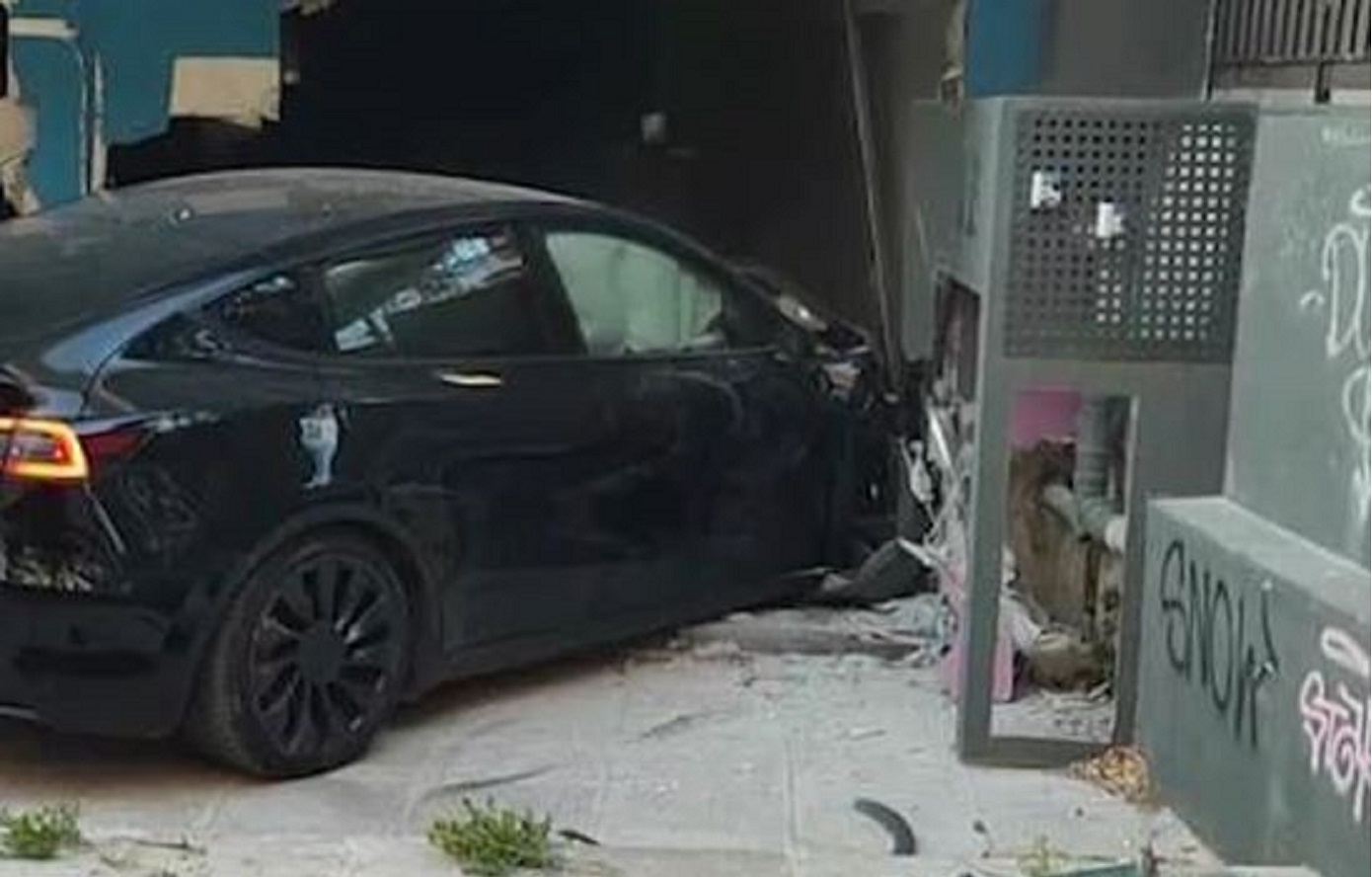 Παρκαδόρος στην Κηφισιά έχασε τον έλεγχο πανάκριβου αμαξιού, χτύπησε συνάδελφο και έπεσε σε τοίχο