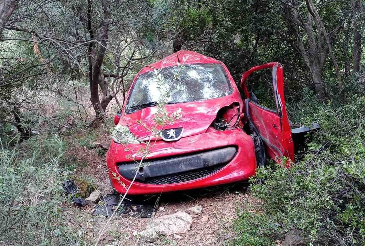 Έριξε το αυτοκίνητο της σε ρέμα στην Αιτωλοακαρνανία – Είναι σοβαρά στο νοσοκομείο με κρανιοεγκεφαλικές κακώσεις