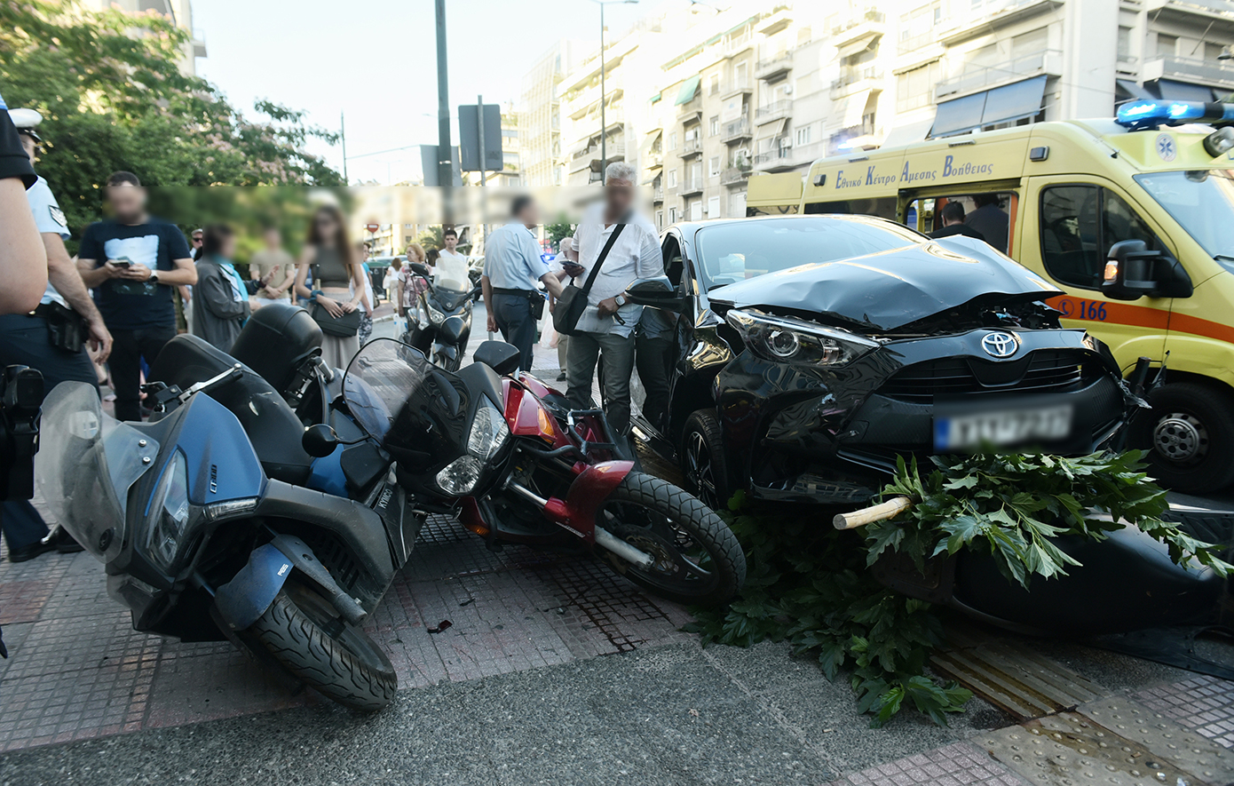 Σοβαρό τροχαίο στην Κηφισίας: Σύγκρουση οχημάτων και παράσυρση πεζών στο ύψος των Αμπελοκήπων