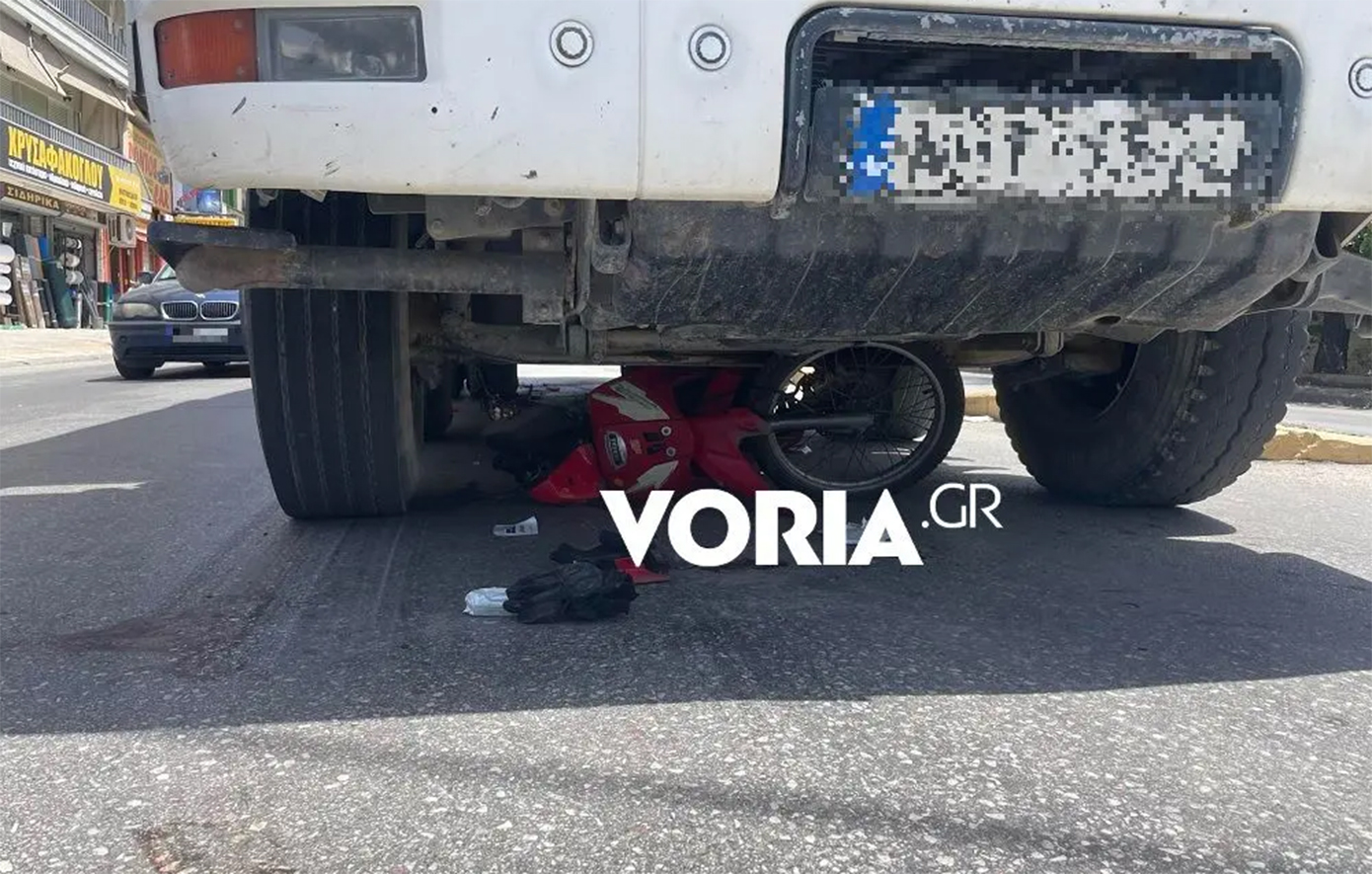 Θεσσαλονίκη: Μηχανάκι κατέληξε κάτω από τις ρόδες φορτηγού &#8211; Διασωληνωμένη η αναβάτης