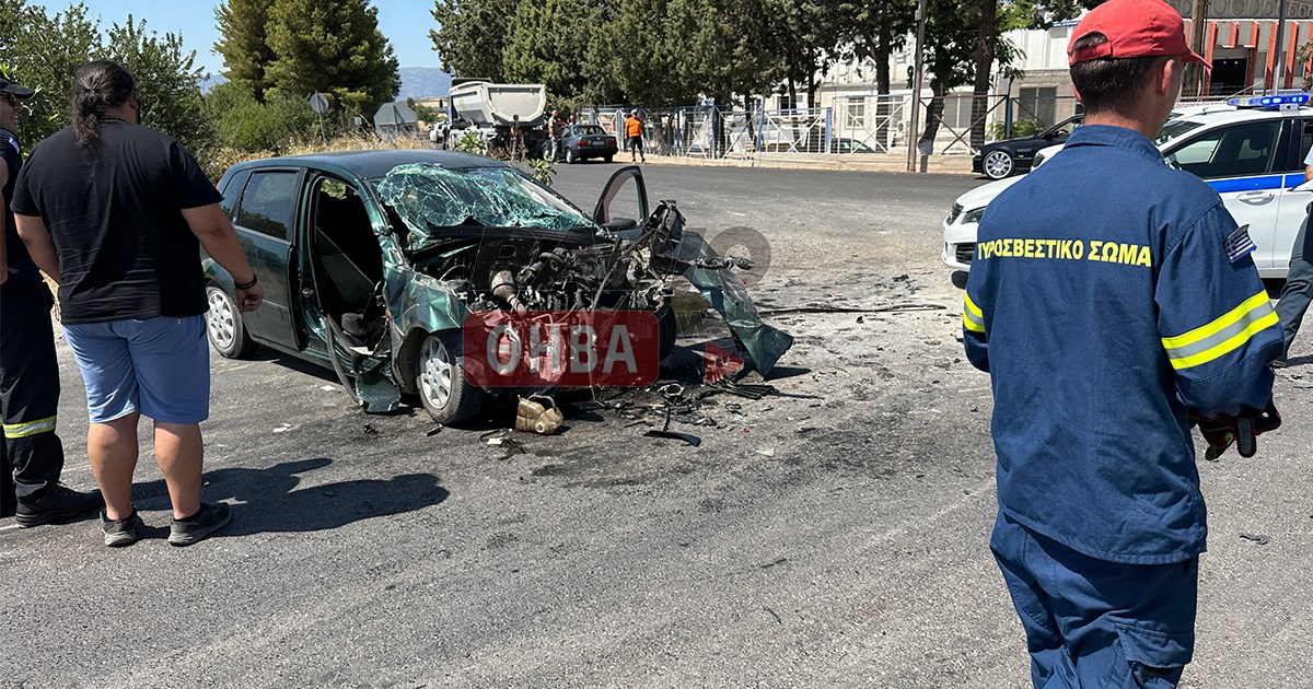 Σφοδρό τροχαίο αυτοκινήτου με φορτηγό στη Θήβα με έναν νεκρό