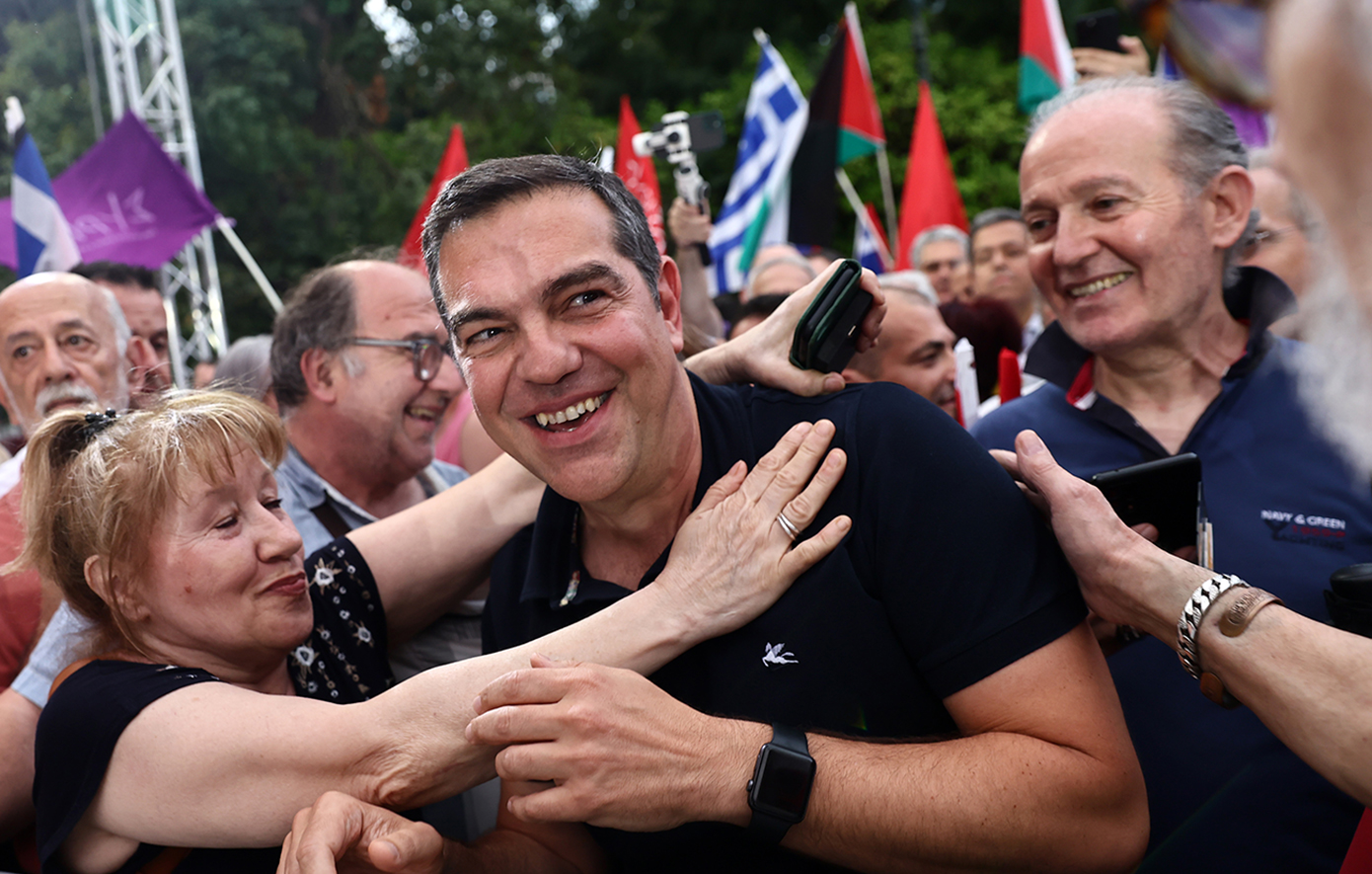 Στο Σύνταγμα για την κεντρική προεκλογική ομιλία του Κασσελάκη ο Αλέξης Τσίπρας &#8211; Η υποδοχή του από τους συγκεντρωμένους