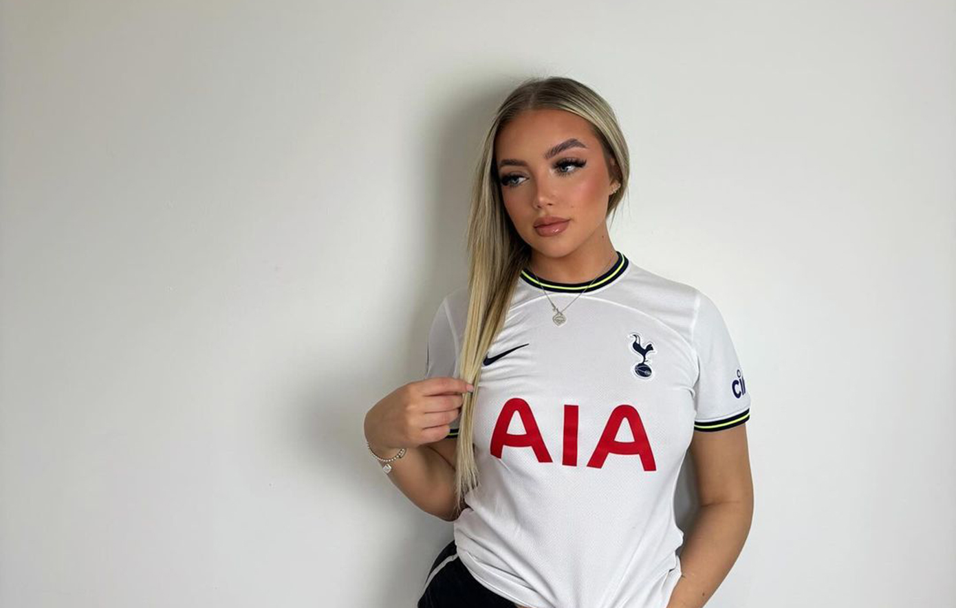Νάιτζελ Φάρατζ: Μοντέλο του OnlyFans η νεαρή που τον περιέλουσε με milkshake