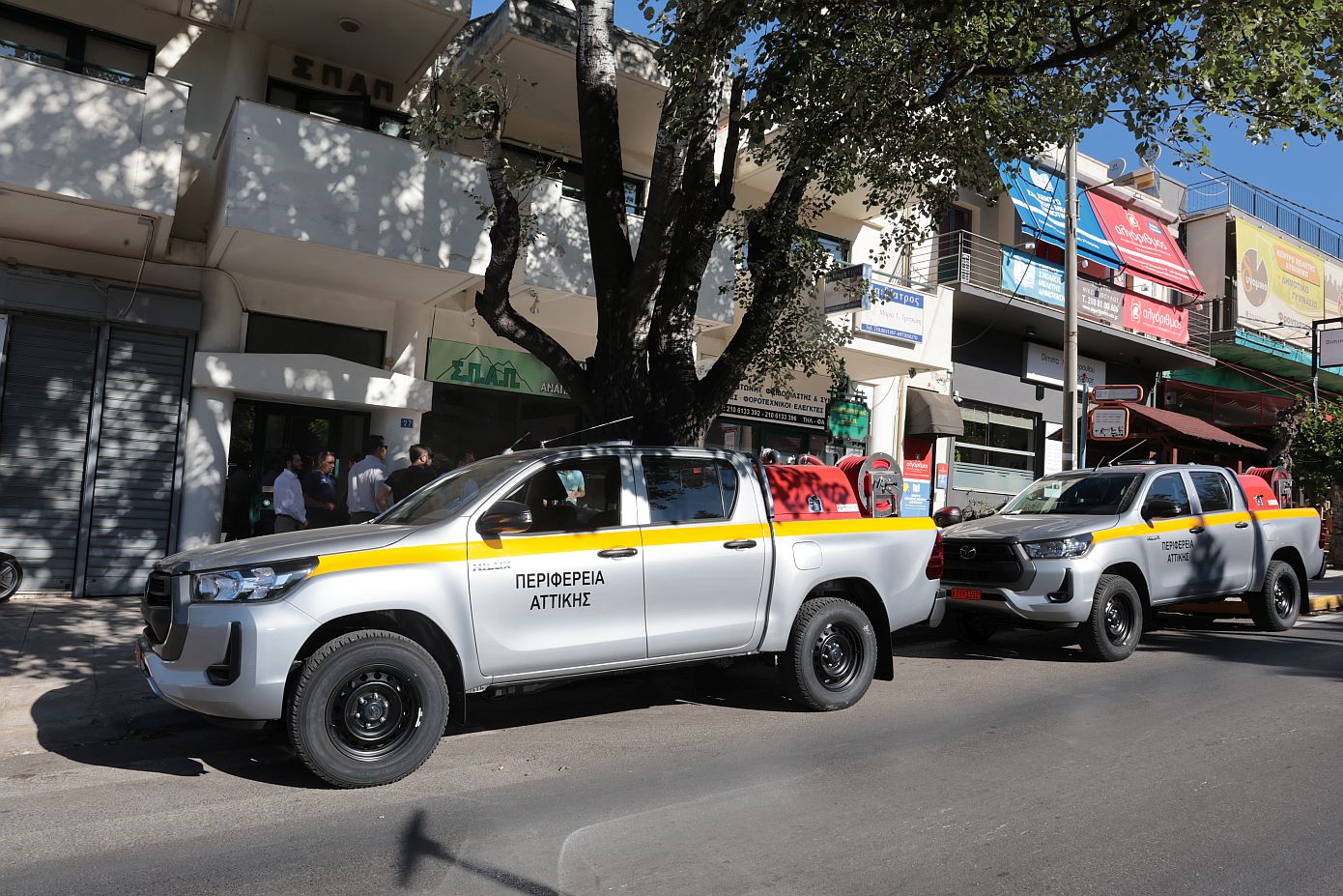 Η Περιφέρεια Αττικής ενισχύει με δύο πυροσβεστικά τον Σύνδεσμο Δήμων για την Προστασία και Ανάπλαση του Πεντελικού Όρους