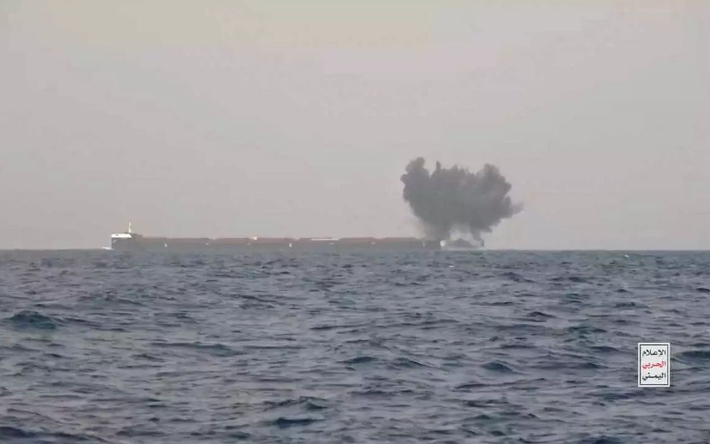 Υεμένη: Δείτε σε βίντεο τη στιγμή που οι Χούθι χτυπούν με drone το ελληνόκτητο πλοίο