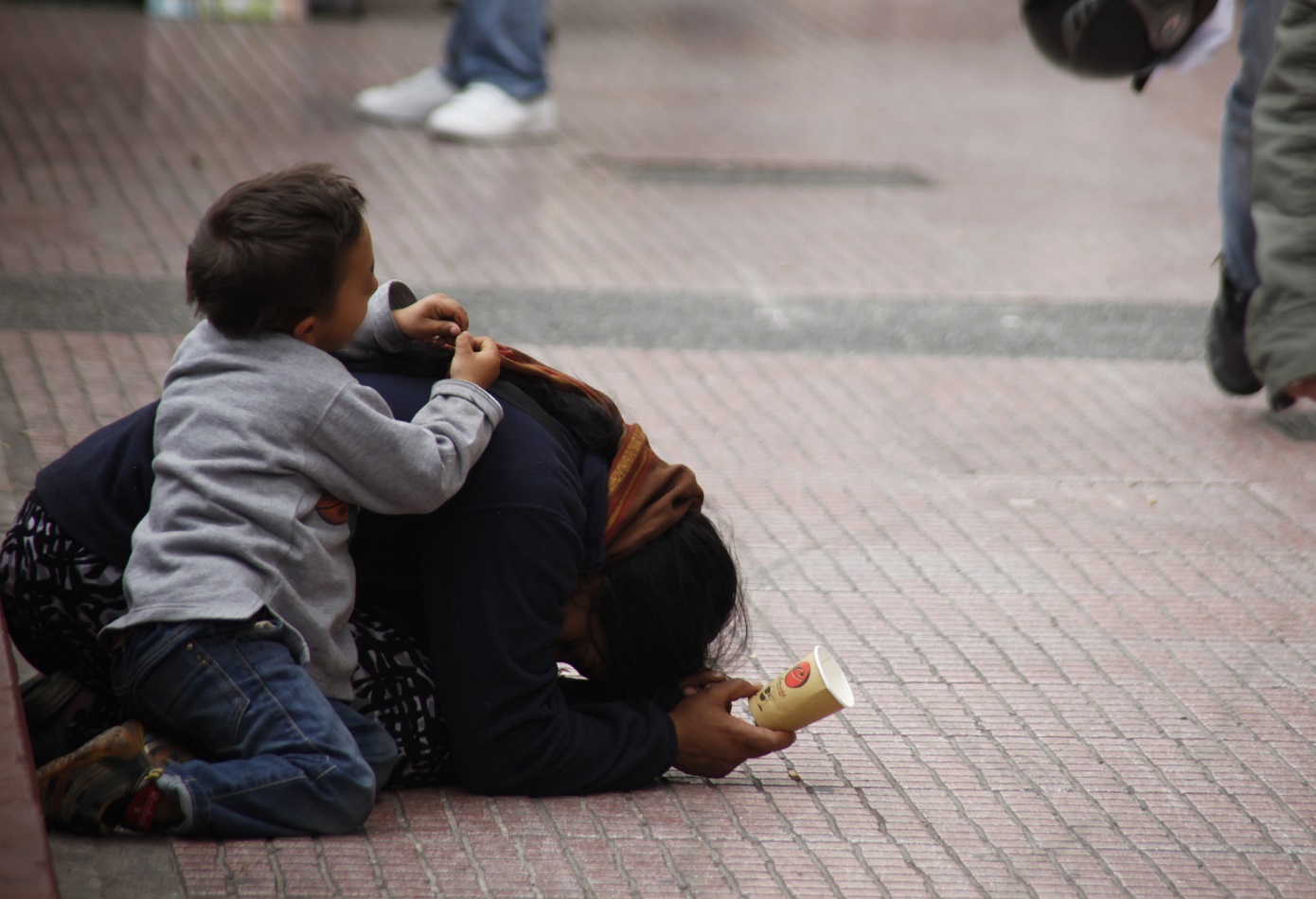 Συνελήφθη γυναίκα η οποία έβγαζε στη&#8230; ζητιανιά τα ανήλικα παιδιά της