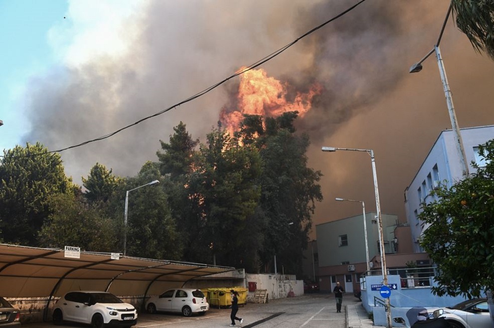 Πάτρα: Καλύτερη η εικόνα της φωτιάς – Εξακολουθούν να επιχειρούν ισχυρές δυνάμεις της Πυροσβεστικής