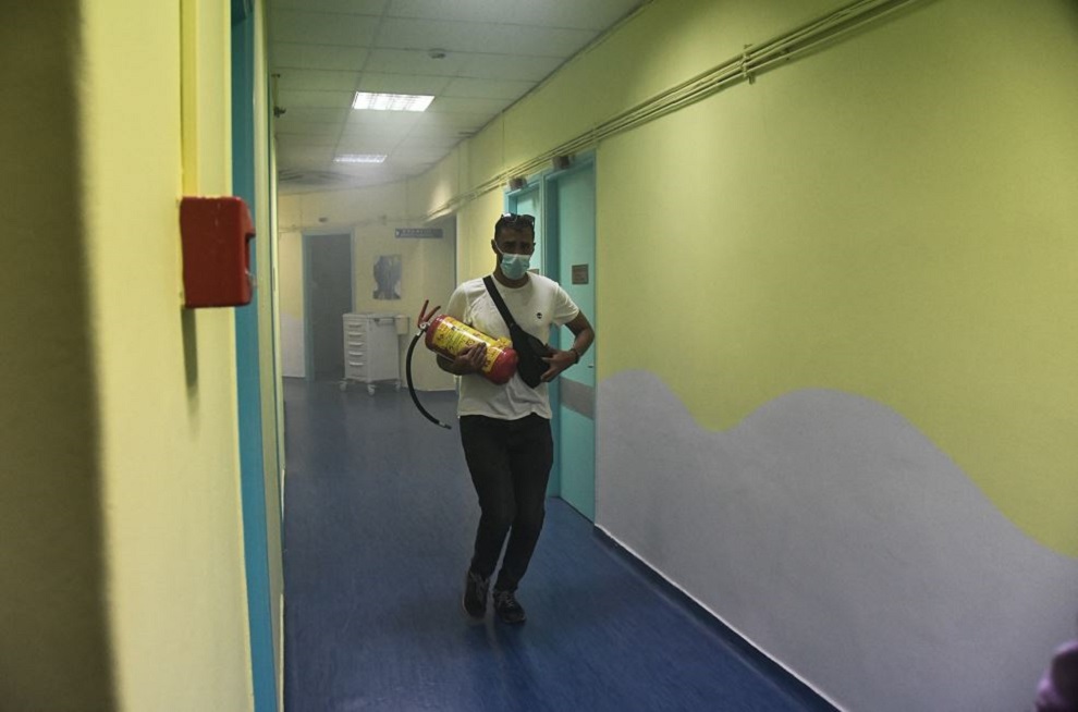 «Έπιασε φωτιά ο τρίτος όροφος του Καραμανδάνειου» &#8211; Μαρτυρία γιατρού από το νοσοκομείο της Πάτρας