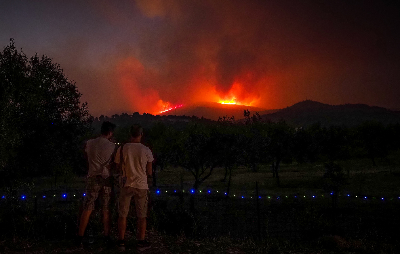 Στην Εύβοια και πάλι ο Βασίλης Κικίλιας για τη φωτιά που μαίνεται ανεξέλεγκτη – Ενισχύθηκαν οι δυνάμεις, «θα είναι πολύ δύσκολη νύχτα»