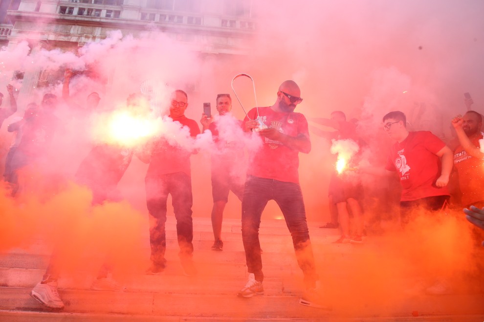 Χαμός στη Σύρο για τα ευρωπαϊκά τρόπαια του Ολυμπιακού Χαμός στη Σύρο για τα ευρωπαϊκά τρόπαια του Ολυμπιακού
