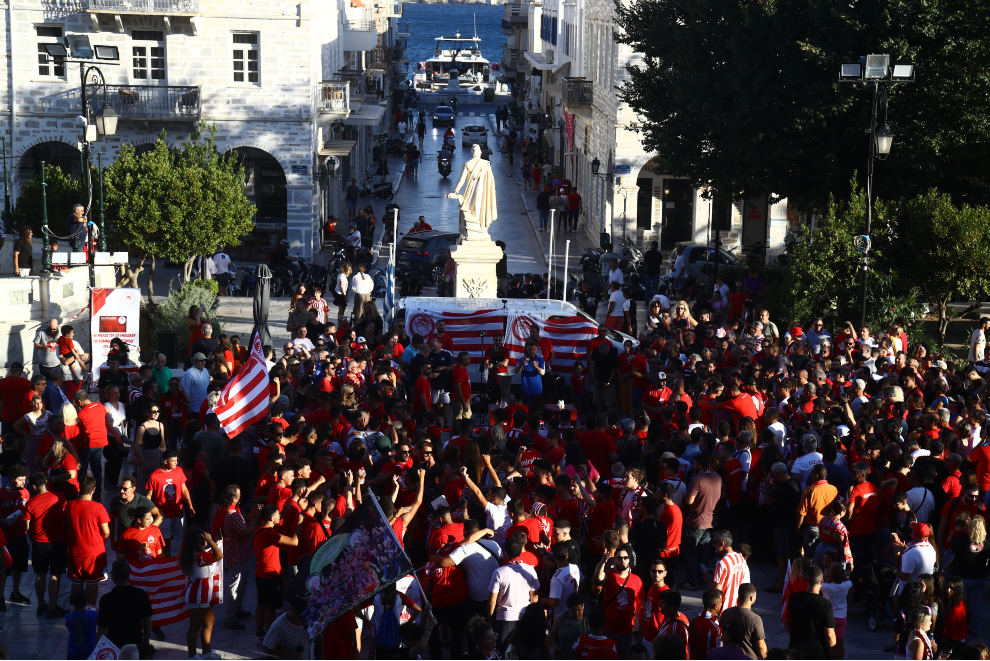 Χαμός στη Σύρο για τα ευρωπαϊκά τρόπαια του Ολυμπιακού Χαμός στη Σύρο για τα ευρωπαϊκά τρόπαια του Ολυμπιακού