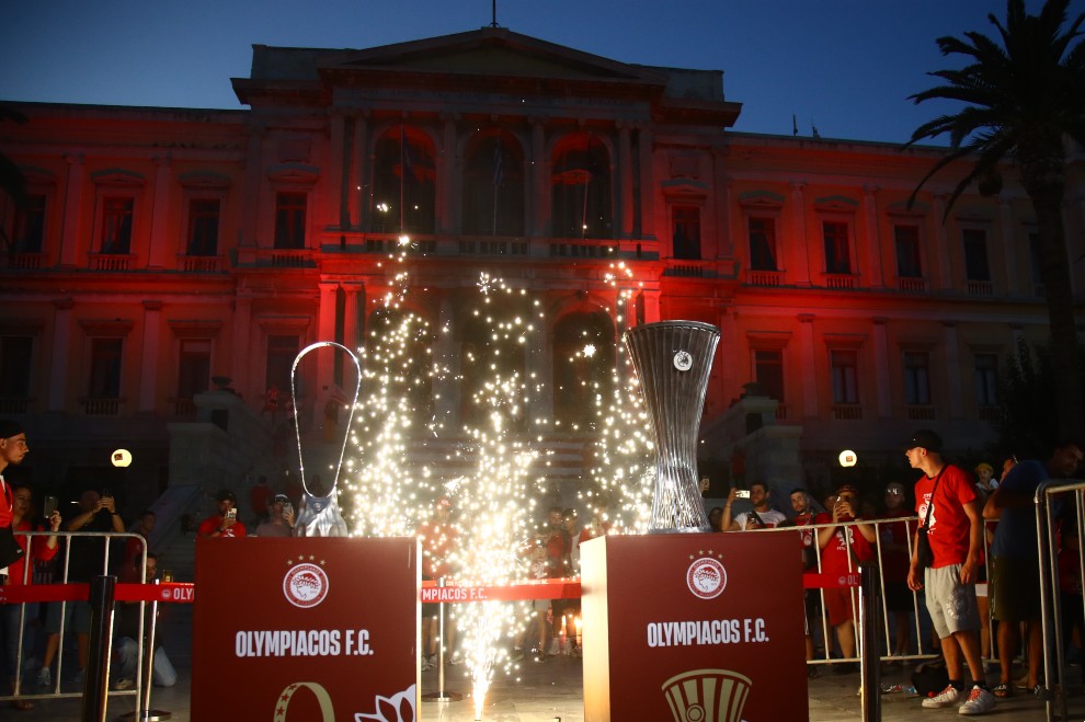 Χαμός στη Σύρο για τα ευρωπαϊκά τρόπαια του Ολυμπιακού Χαμός στη Σύρο για τα ευρωπαϊκά τρόπαια του Ολυμπιακού