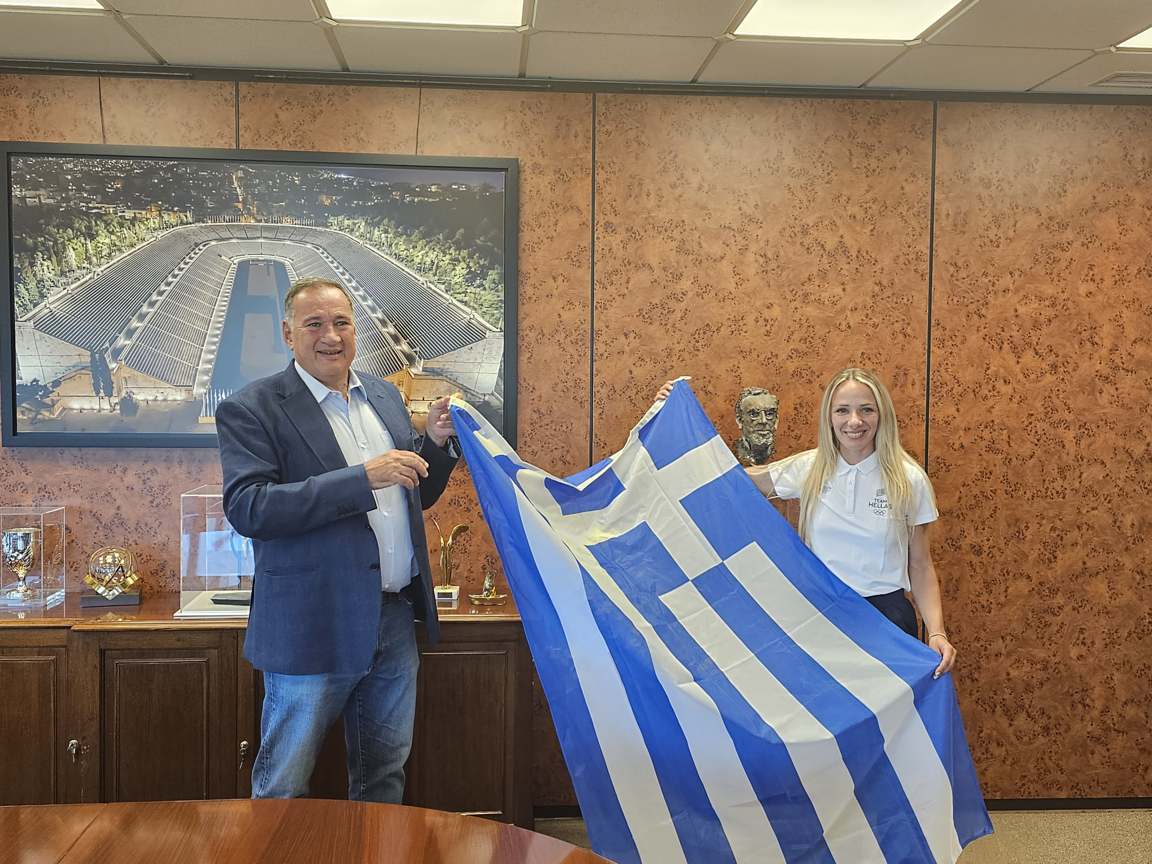 Ο Σπύρος Καπράλος παρέδωσε στην Αντιγόνη Ντρισμπιώτη την ελληνική σημαία
