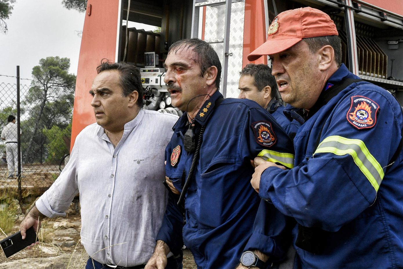 Ολονύχτια μάχη με τις φλόγες στην Κορινθία – Υποβασταζόμενος ο πυροσβέστης