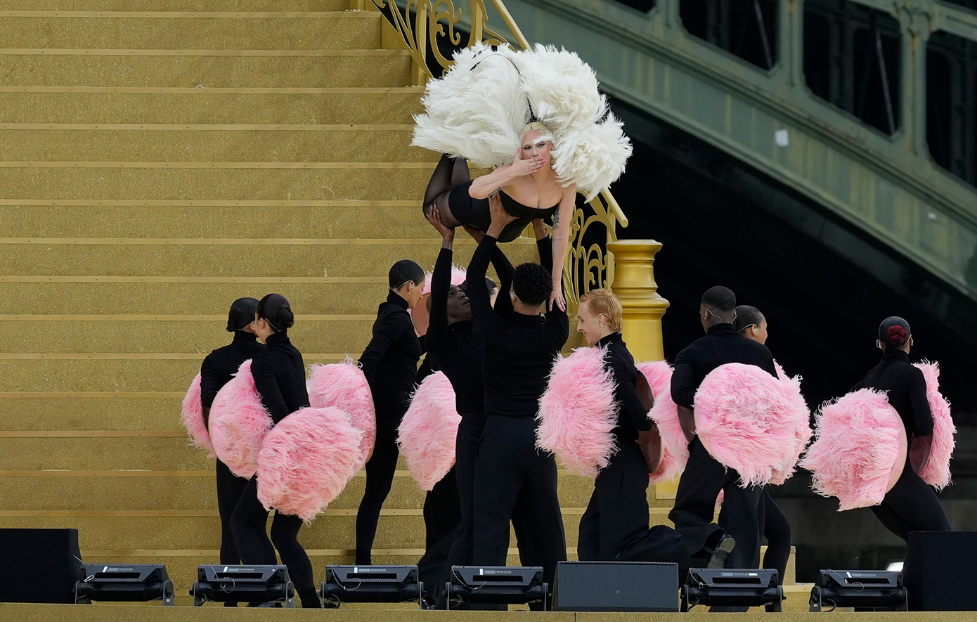 Η εντυπωσιακή εμφάνιση της Lady Gaga στην τελετή έναρξης των Ολυμπιακών Αγώνων