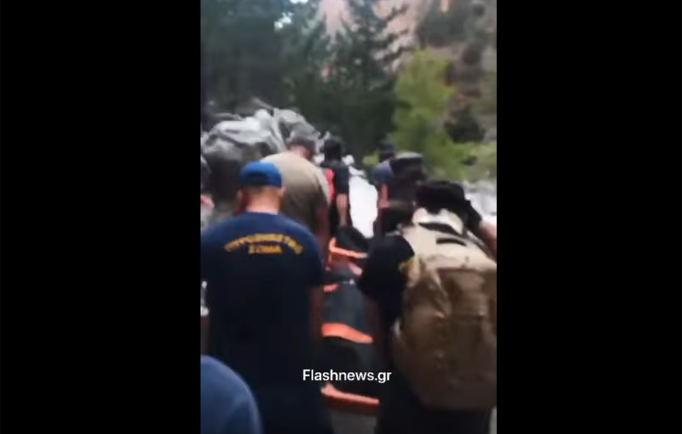 Καρέ-καρέ η μεταφορά του νεκρού περιπατητή από τους διασώστες στο φαράγγι της Σαμαριάς