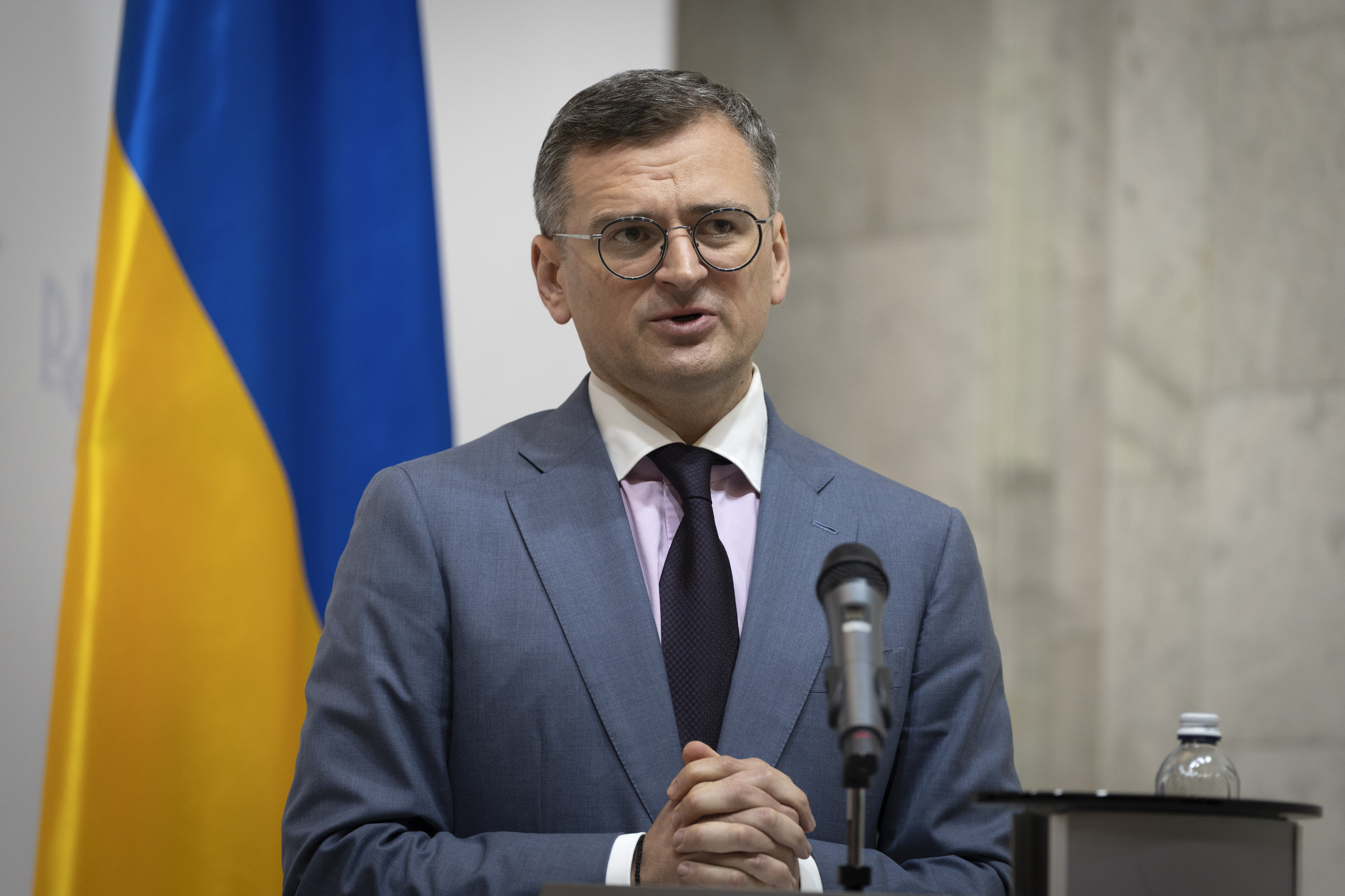 «Καμιά ειρηνευτική συμφωνία χωρίς τη συμμετοχή του Κιέβου» λέει ο Κουλέμπα