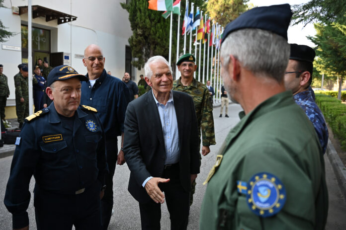 Δένδιας και Μπορέλ στο στρατηγείο της επιχείρησης «Ασπίδες» στη Λάρισα