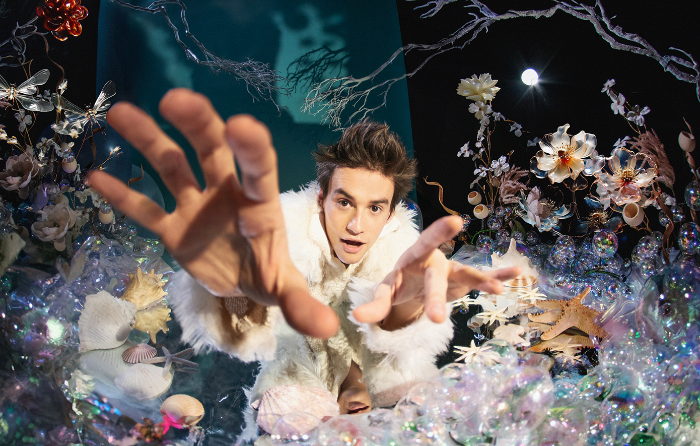 Jacob Collier: Ποιος είναι ο «πολύχρωμος Mozart της Gen Z» που έρχεται για πρώτη φορά στην Ελλάδα