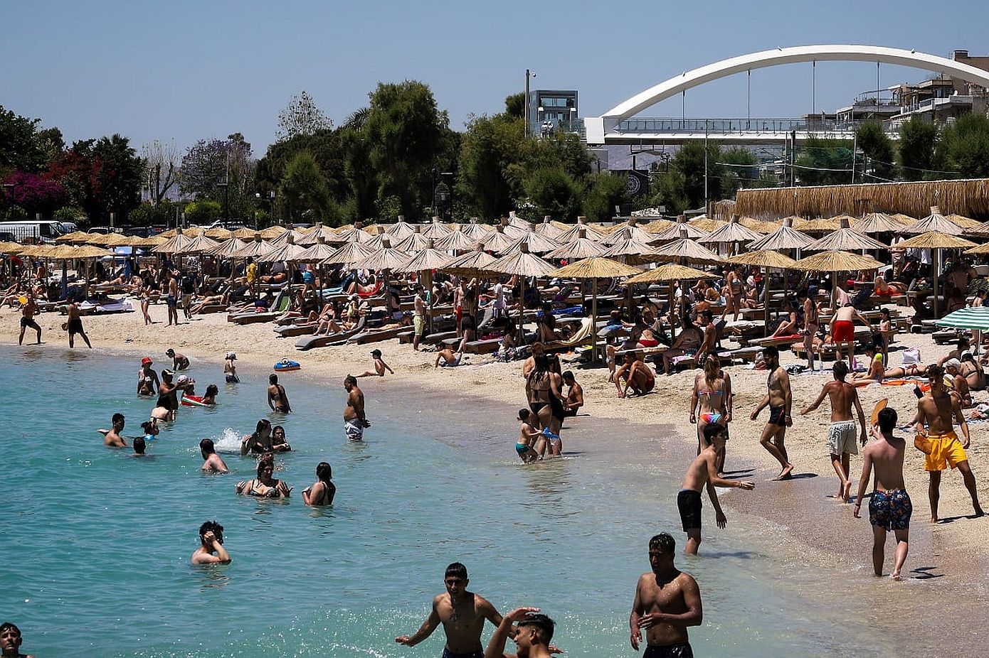 Στην παραλία με&#8230; κράτηση: Απλησίαστες οι τιμές τα Σαββατοκύριακα για ξαπλώστρες και ομπρέλες στην Αττική
