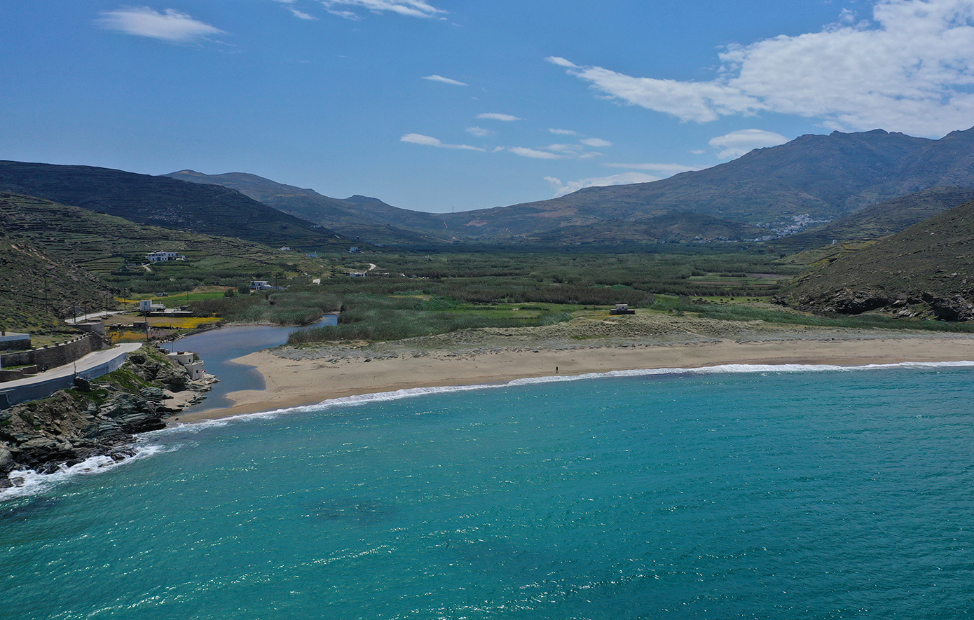 Η παραλία που επισκέπτονται όλοι όσοι πάνε στην Τήνο