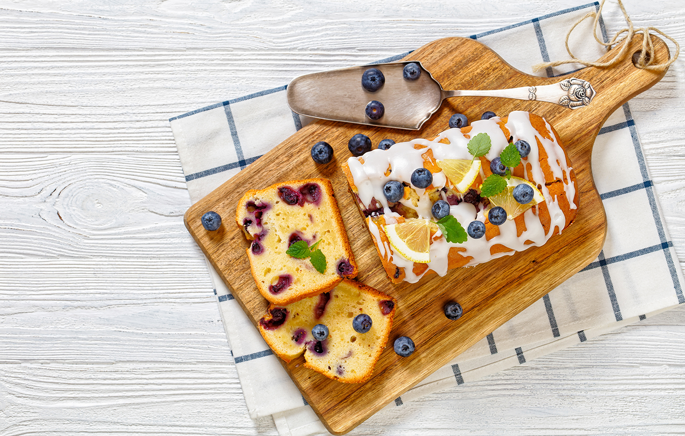 Κέικ με βατόμουρα, αμύγδαλο και λεμόνι