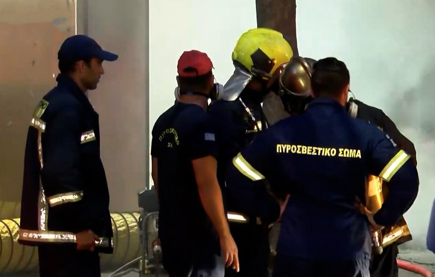 Υπό έλεγχο η φωτιά σε καφετέρια, Πατησίων και Αγίου Μελετίου – Απεγκλωβίστηκαν οι ένοικοι με κλιμακοφόρο όχημα