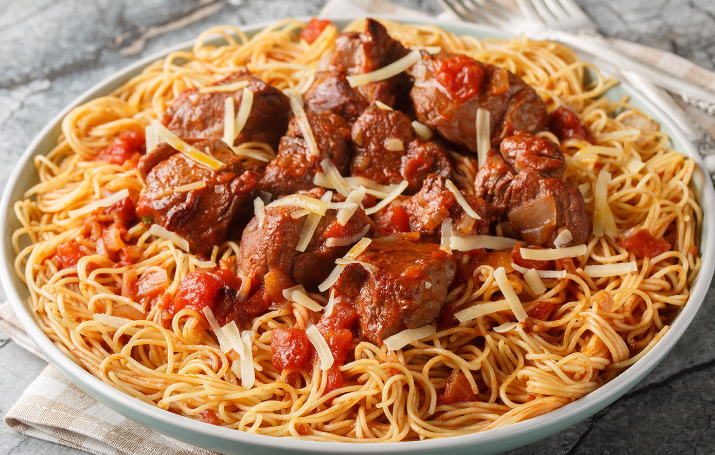 Κοκκινιστό μοσχαράκι με μακαρόνια