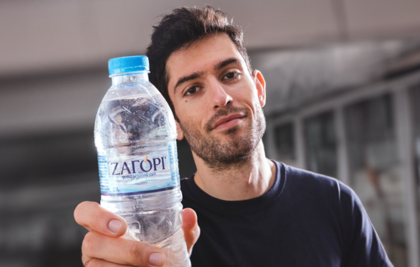 Ο Μίλτος Τεντόγλου δε βλέπει το τώρα, βλέπει το αύριο. Και το πάει τέρμα