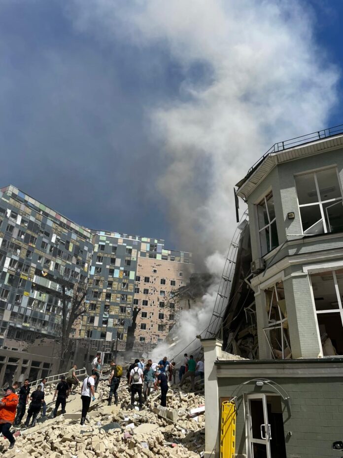 Δύο δημοσιογράφοι τραυματίες και άλλος ένας αγνοούμενος από ρωσικό πλήγμα σε ξενοδοχείο, στο Κραματόρσκ της ανατολικής Ουκρανίας