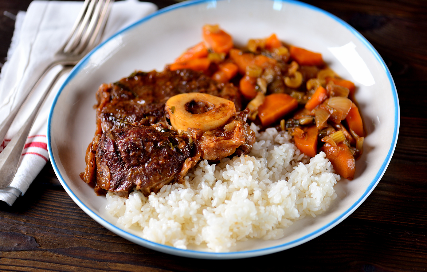 Σιγομαγειρεμένο οσομπούκο σε πλούσιο ζωμό με λευκό κρασί και ντομάτες