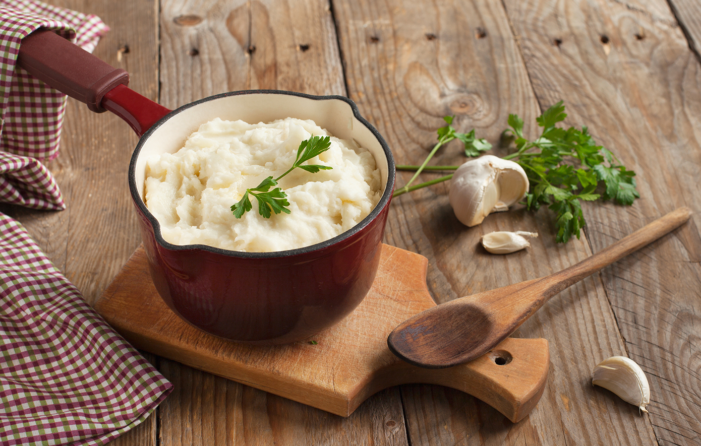 Σπιτικός πουρές αρωματισμένος με σκόρδο