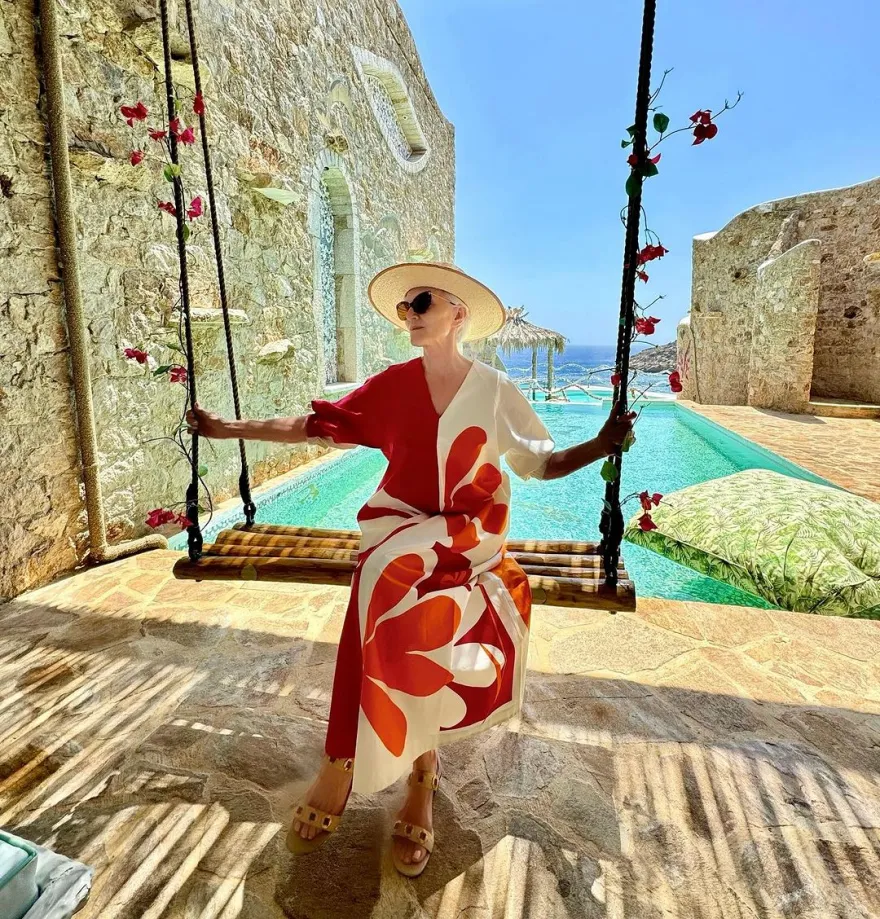 Απολαμβάνει τις διακοπές της στην Ελλάδα η Μέι Μασκ, μητέρα του Έλον Μασκ
