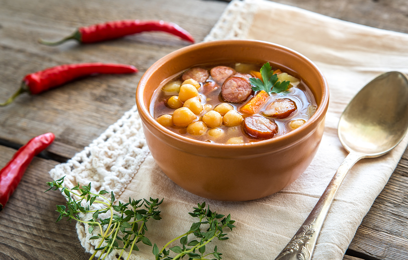 Σούπα ρεβίθια με χωριάτικο λουκάνικο