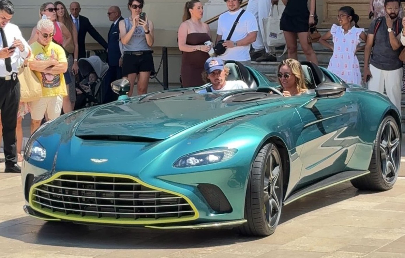 Η Μπαντόσα στο τιμόνι της Aston Martin του Στέφανου Τσιτσιπά