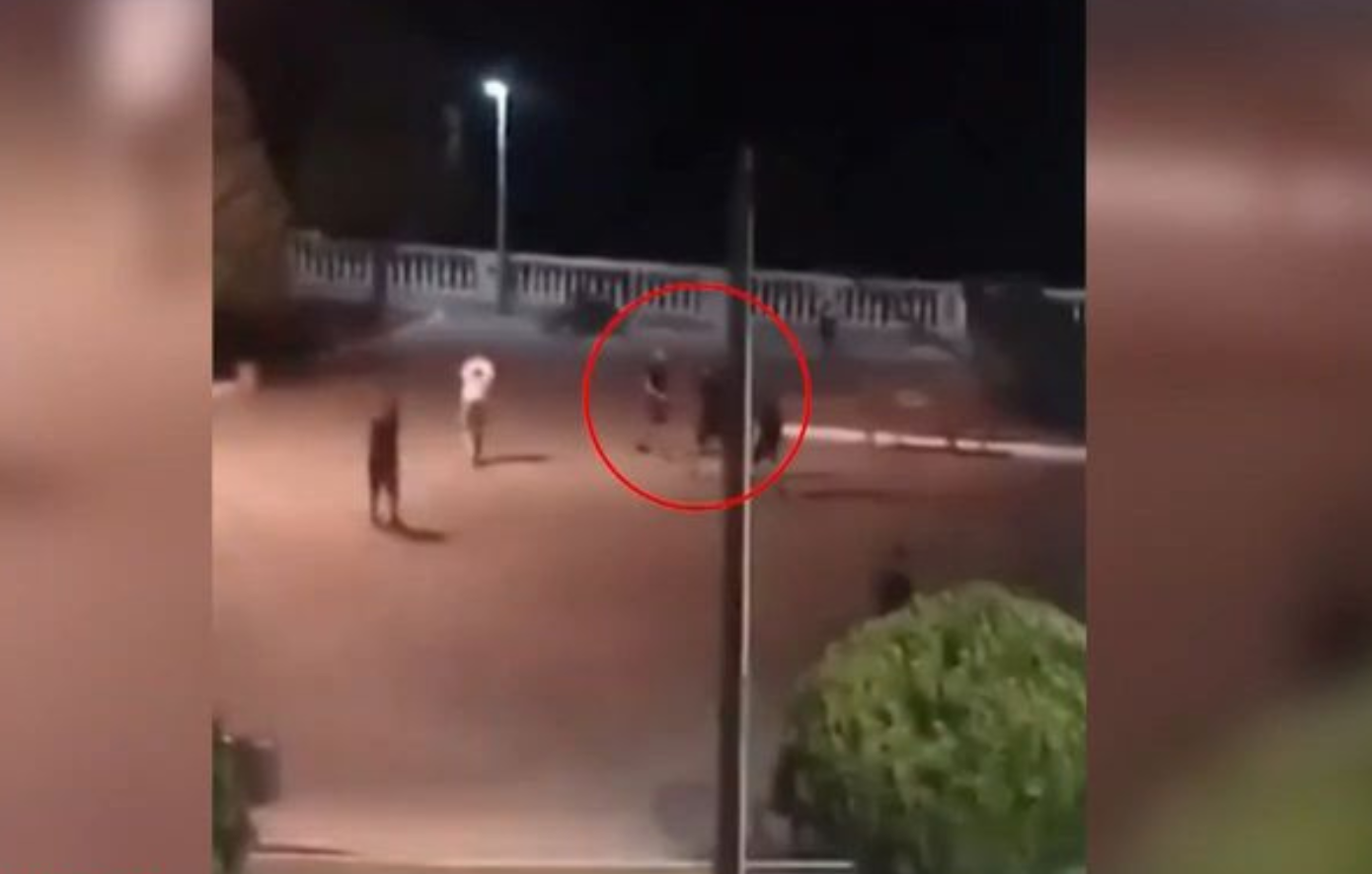 Βίντεο ντοκουμέντο από άγρια συμπλοκή νεαρών στην Αμφιλοχία &#8211; Για ένα τραγούδι τραπ πιάστηκαν στα χέρια