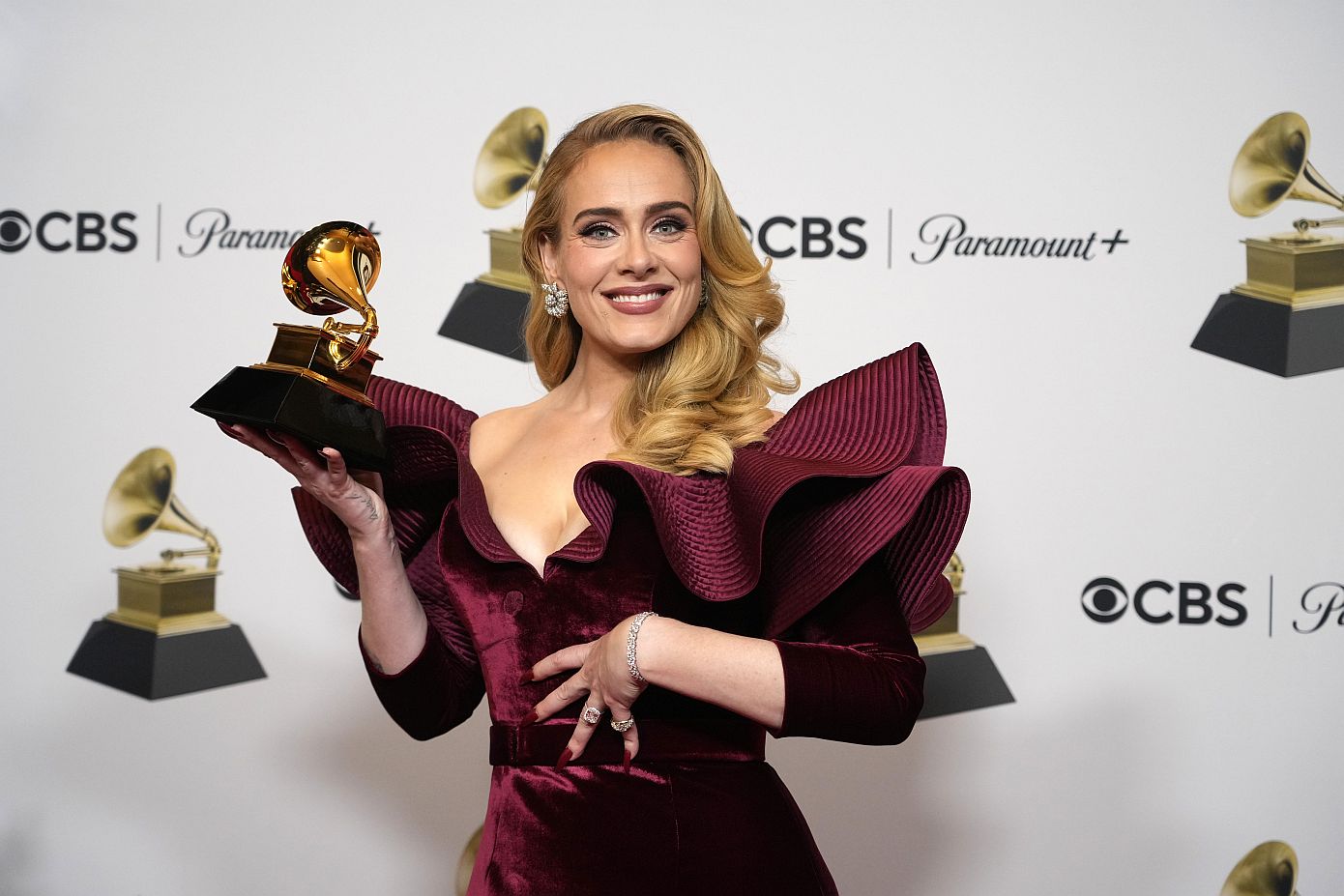 To είδωλο Adele παρακολούθησε ποδοσφαιρικό αγώνα με βεντάλια, μπίρα και σκουλαρίκια ελληνικού brand