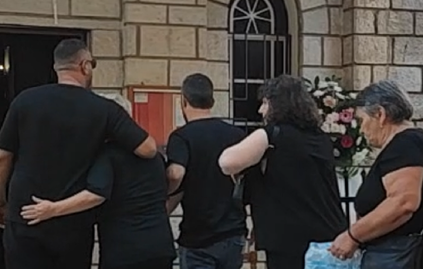 Γυναικοκτονία στην Αμφιλοχία: Θρήνος και οργή στην κηδεία της τριανταεξάχρονης Αρετής – «Παιδί μου γλυκό», ψέλλιζε η μητέρα της