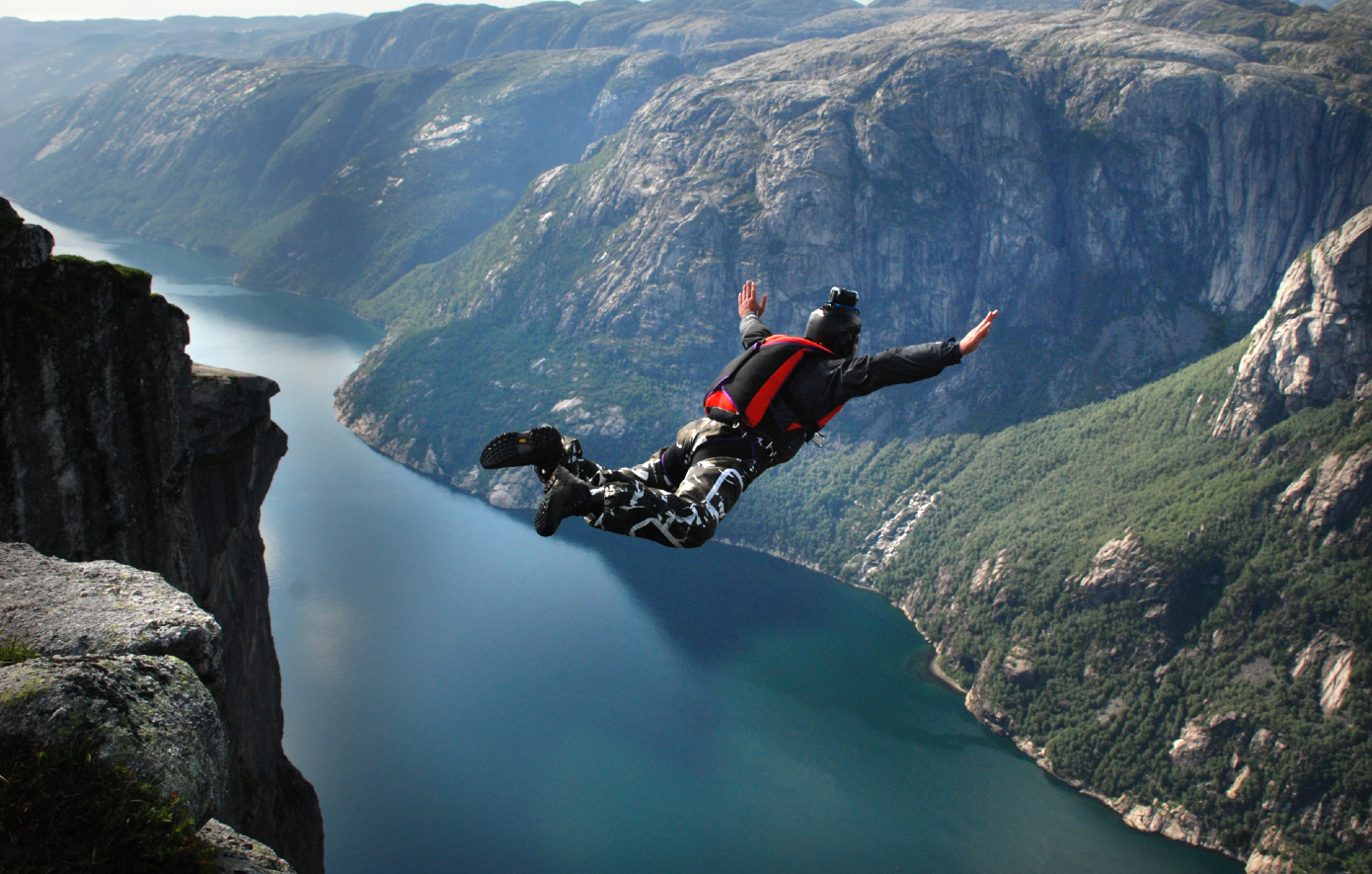 BASE Jumping: Το πιο ακραίο extreme sport (Βίντεο)