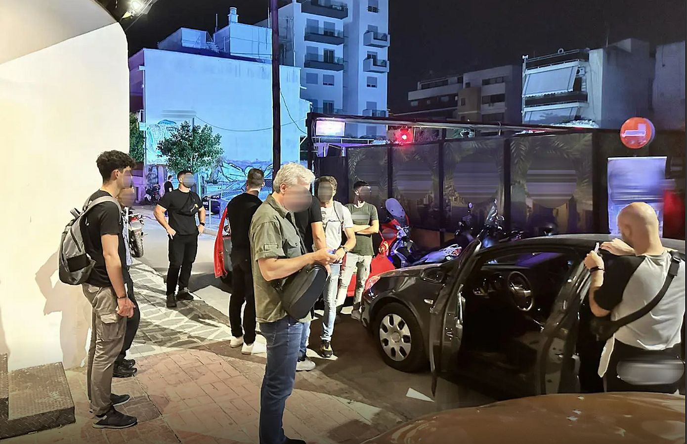 Μεγάλη επιχείρηση της Αστυνομίας στο Γκάζι – Χειροπέδες σε μπράβο που χτύπησε αμάξι με γκλοπ – Έξι συλλήψεις